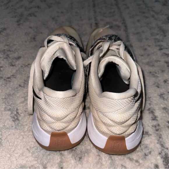 Kyrie 1 low ‘white black gum’ men’s size 11 - Picture 4 of 5